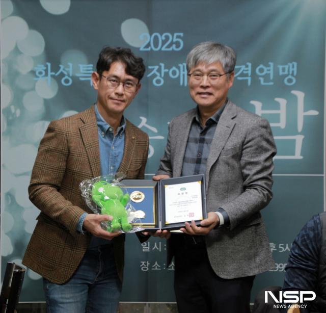 NSP통신-양창원 전무이사(왼쪽)가 최병룡 회장에게 경기도지사 표창을 수여받고 기념촬영 하는 모습. (사진 = 김종식 기자)