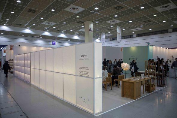 NSP통신-행사 기간 동안 안동문방구 부스에서는 전통 한지를 활용한 다양한 생활형 문화상품이 전시됐다. (사진 = 안동시)