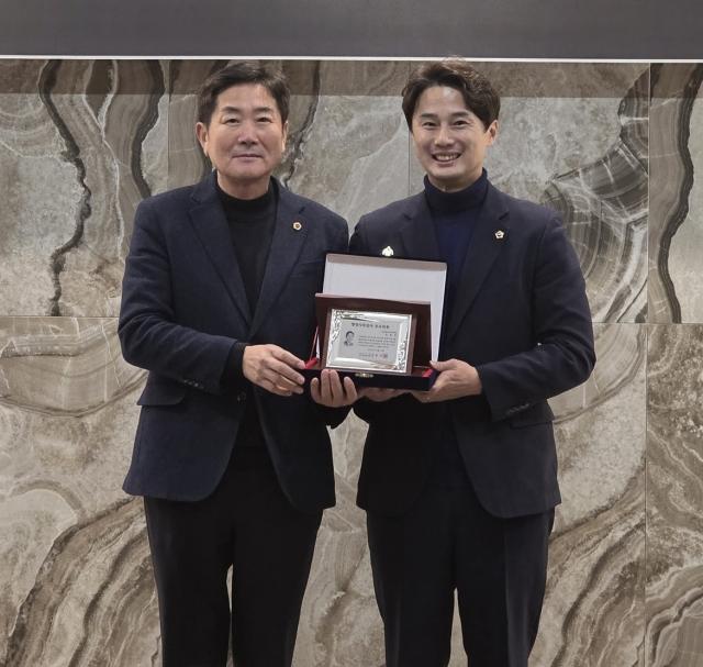NSP통신-조용호 경기도의원(왼쪽)은 15일 경기도의회 문화체육관광위원회 2025 행정사무감사 우수의원 수상후 기념촬영을 하고 있다. (사진 = 경기도의회)