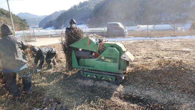 NSP통신-봉화군농업기술센터는 가을철 산불조심기간 영농부산물 소각으로 인한 산불 예방을 위해 영농부산물 하반기 파쇄작업을 지속적으로 운영하고 있다. (사진 = 봉화군)