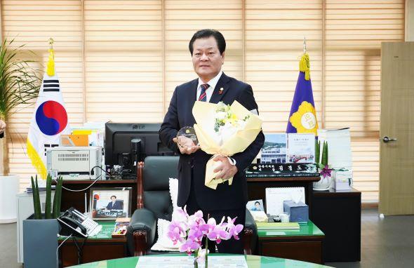 NSP통신-손광영 의원은 2025년 한 해 동안 시민 생활과 직결된 현안을 중심으로 생활 밀착형 의정활동을 펼쳐온 점에서 이번 수상의 의미가 크다. (사진 = 안동시의회)