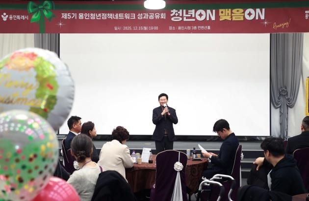 NSP통신-이상일 용인특례시장이 15일 시청 컨벤션홀에서 열린 제5기 용인청년정책네트워크 성과공유회에서 인사말을 하고 있다. (사진 = 용인특례시)