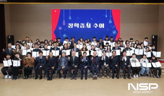 NSP통신-2025년도 백운장학생 장학증서 수여식 참석자 기념 찰영 (사진 = 광양시청)