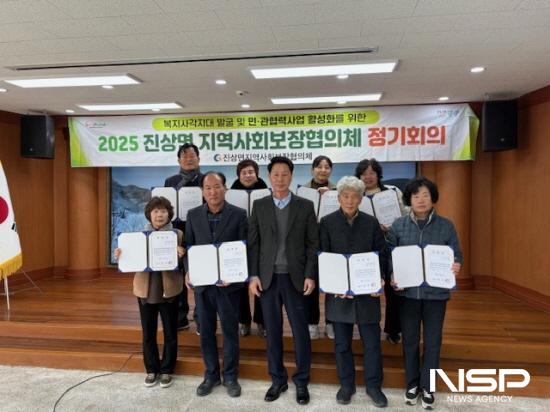NSP통신-진상면 지역사회보장협의체 위원들 기념 찰영 (사진 = 광양시청)