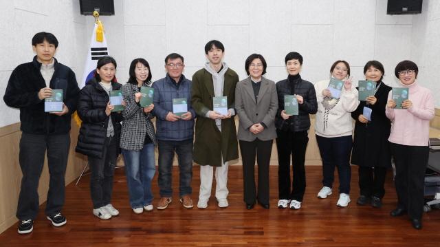 NSP통신-안성시 박두진문학관 출판기념회 기념촬영 모습. (사진 = 안성시)