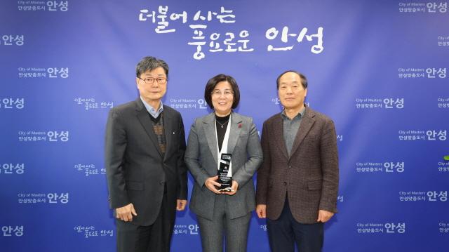 NSP통신-복지정보도우미 감사패 전달식 기념촬영 모습. (사진 = 안성시)