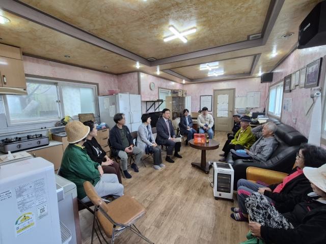 NSP통신-고준호 경기도의원(왼쪽 다섯번째)이 16일 파주시 광탄면과 조리읍에 위치한 미등록 경로당을 방문해 간담회를 하고 있다. (사진 = 경기도의회)