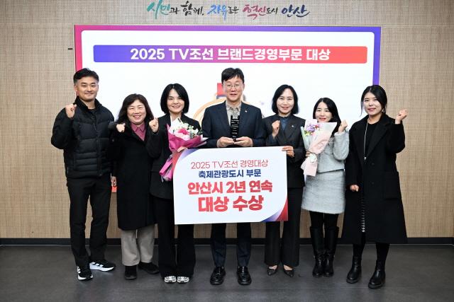 NSP통신-이민근 안산시장(가운데)이 2025 TV조선 경영대상 축제문화관광도시 부문에서 2년 연속 대상을 수상하고 관계 공무원들과 함께 기념촬영을 하고 있다. (사진 = 안산시)