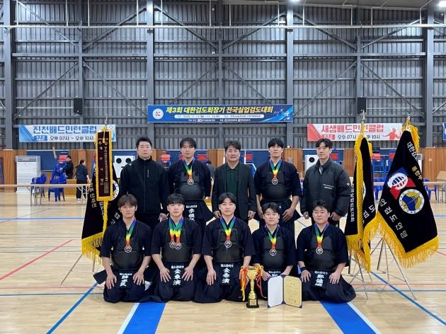 NSP통신-제3회 대한검도회장기 전국실업검도대회 단체전에서 우승한 검도팀. (사진 = 용인특례시)