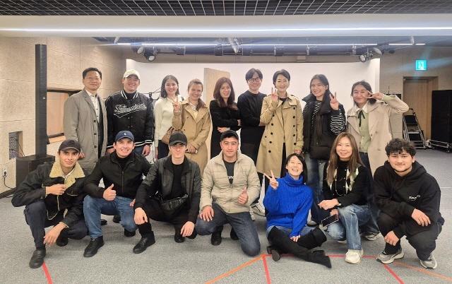 NSP통신-안양대 글로벌대학원 K콘텐츠비즈니스학과 김민주 주임교수(뒷줄 오른쪽 세번째)와 대학원생들 사진. (사진 = 안양대)