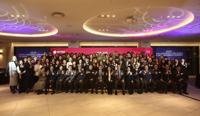 NSP통신-김포 마리나베이 호텔에서 열린 김포대학교-GBA Korea 글로벌 비즈니스 서밋 2025 행사 참석자들이 단체 기념촬영을 하고 있다. (사진 = 김포대학교)