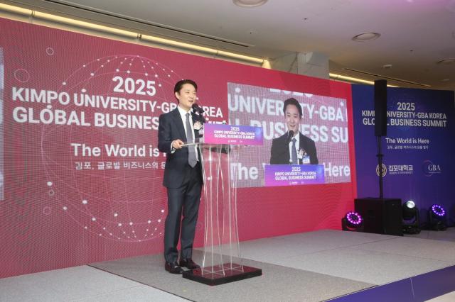 NSP통신-전형렴 학교법인 김포대학 이사장이 김포대학교-GBA Korea 글로벌 비즈니스 서밋 2025 행사에서 기조연설을 하고 있다. (사진 = 김포대학교)
