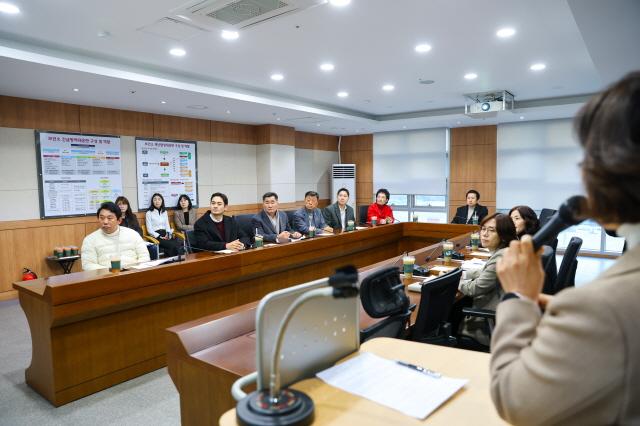 NSP통신-안산시의회 예산결산특별위원회가 15일 단원보건소를 대상으로 현장활동을 실시했다. 사진은 이날 현장활동 모습. (사진 = 안산시의회)