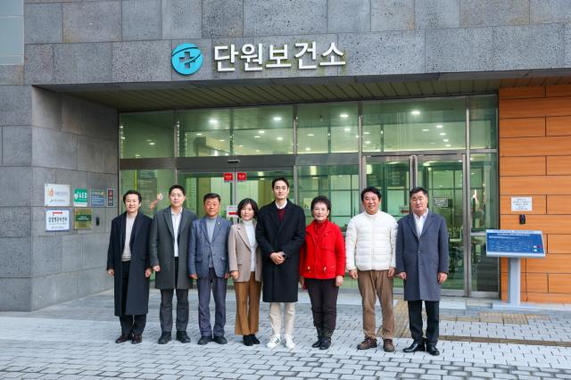 NSP통신-안산시의회 예산결산특별위원회 현장활동 기념촬영 모습. (사진 = 안산시의회)