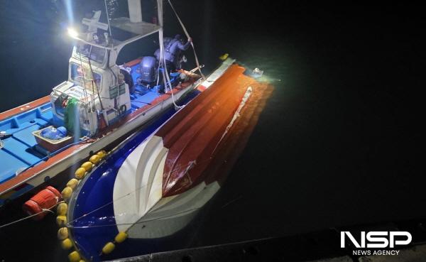 NSP통신-사고 선박이 해양재난구조대 선박에 의해 인근 항포구로 예인돼 육상 인양 작업을 진행하고 있다. (사진 = 여수해경)