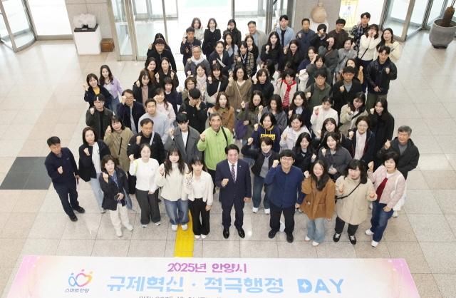 NSP통신-안양시 공무원들이 규제혁신 적극행정 워크숍 시작에 앞서 시청 본관 로비에서 기념사진을 찍고 있다. (사진 = 안양시)