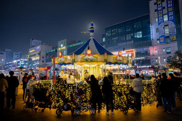 NSP통신-회전목마를 이용하는 시민들 모습. (사진 = 안산문화재단)