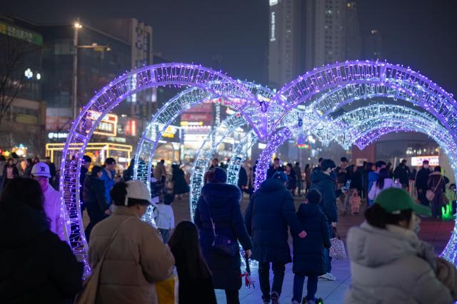 NSP통신-광장을 거니는 시민들 모습. (사진 = 안산문화재단)