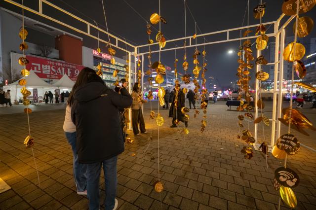 NSP통신-소원박스에 소원을 매다는 시민들 모습. (사진 = 안산문화재단)