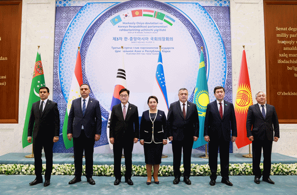 NSP통신-한·중앙아시아 국회의장 회의 참석 기념사진 (사진 = 국회의장 공보수석실)