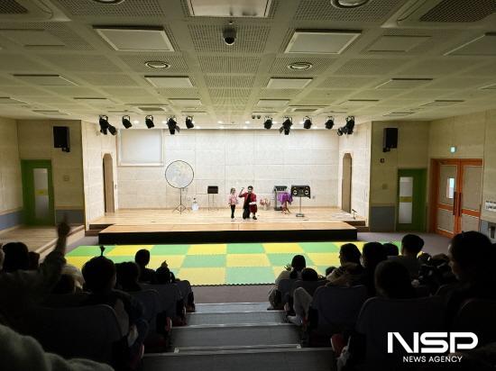 NSP통신-어린이 마술공연 미키의 산타 크리스마스 (사진 = 광양시청)