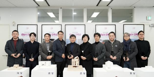 NSP통신-제2회 성남시 건축상 수상자들이 당선작 모형 앞에서 기념사진을 찍고 있다. (사진 = 성남시)