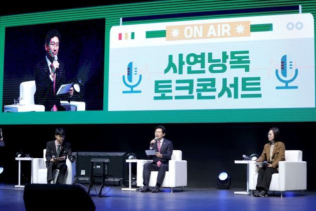 NSP통신-16일 포은아트홀에서 열린 2025 자원봉사자 힐링콘서트에서 이상일 시장이 자원봉사에 참여한 사연을 낭독하고 있다. (사진 = 용인특례시)