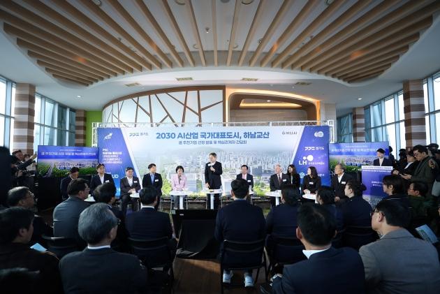 NSP통신-17일 오전 하남시 유니온타워에서 열린 2030 AI산업 국가대표 도시, 하남교산 도 추천기업 선정 발표 및 핵심관계자 간담회에서 김동연 경기도지사가 인사말을 하고 있다. (사진 = 경기도)