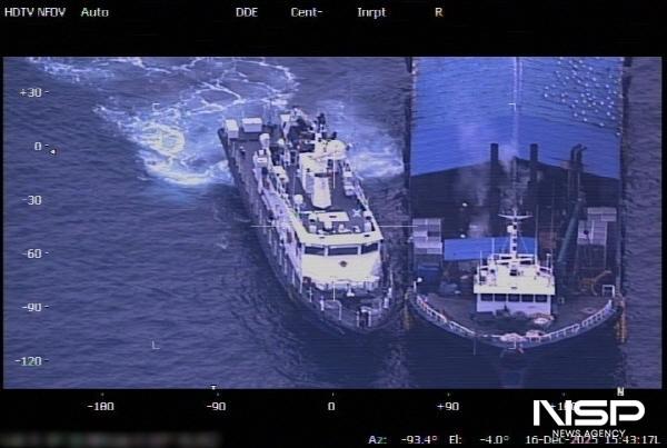 NSP통신-여수해경 형사기동정 P-115정은과 서해지방해양경찰청 무안항공대가 해양오염 선박을 적발했다. (사진 = 여수해경)