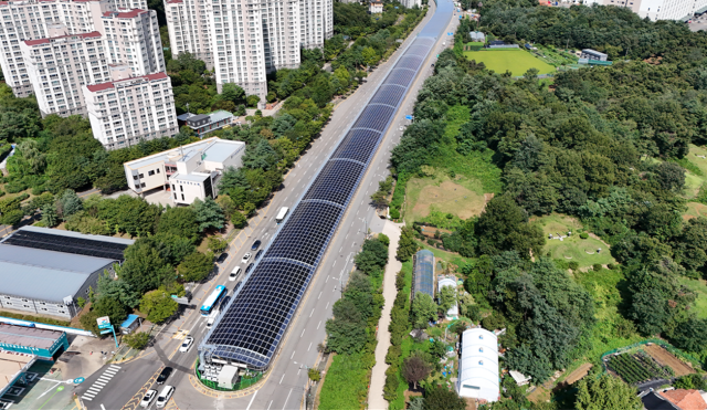 NSP통신-군포시 대야지하차도 방음터널에 화재 안전성이 강화된 태양광 일체형 방음판 설치 모습. (사진 = 군포시)