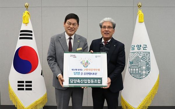 NSP통신-정을성 담양축협 조합장(사진 오른쪽)이 정철원 담양군수에게 고향사랑기부금 500만 원을 전달하고 있다. (사진 = 담양군)