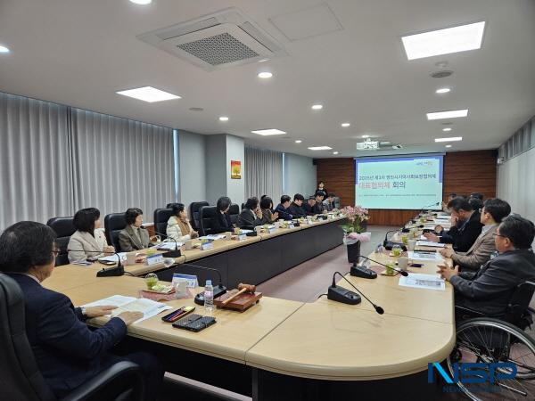 NSP통신-영천시는 17일 영천상공회의소 3층 회의실에서 대표협의체 위원 25명이 참석한 가운데 영천시지역사회보장협의체 제3차 대표협의체 회의를 열었다. (사진 = 영천시)