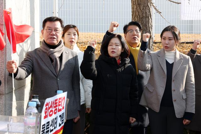 NSP통신-17일 오산시의회 이상복 의장(왼쪽)과 의원들이 물류센터 건리 반대를 촉구하고 있다. (사진 = 오산시의회)