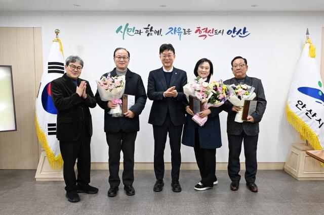 NSP통신-이민근 안산시장(가운데)이 16일 시청에서 사회복지시설 퇴직자들을 대상으로 감사패를 수여하고 함께 기념촬영을 하고 있다. (사진 = 안산시)