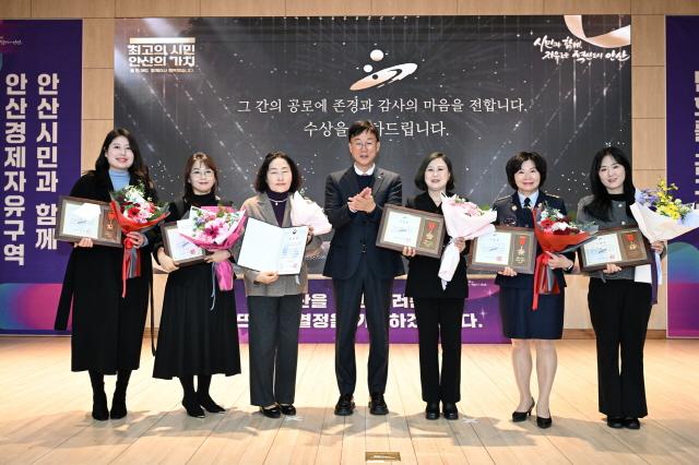 NSP통신-이민근 안산시장(가운데)이 16일 시청 대회의실에서 열린 2025 안산 연말 표창장 수여식에서 표창장 수상자들과 함께 기념촬영을 하고 있다. (사진 = 안산시)