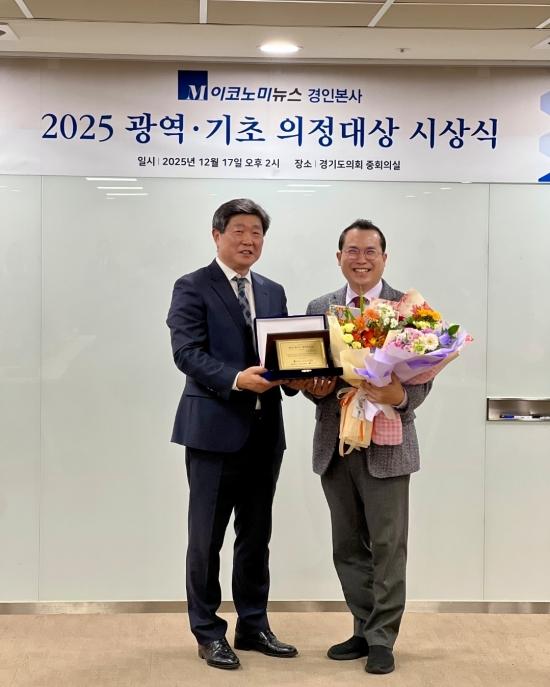 NSP통신-이오수 경기도의회 농정해양위원회 의원(오른쪽)이 17일 경기도의회에서 열린 M이코노미뉴스 경인본사 주최 우수 광역의원 의정대상 시상식에서 수상 기념촬영을 하고 있다. (사진 = 경기도의회)