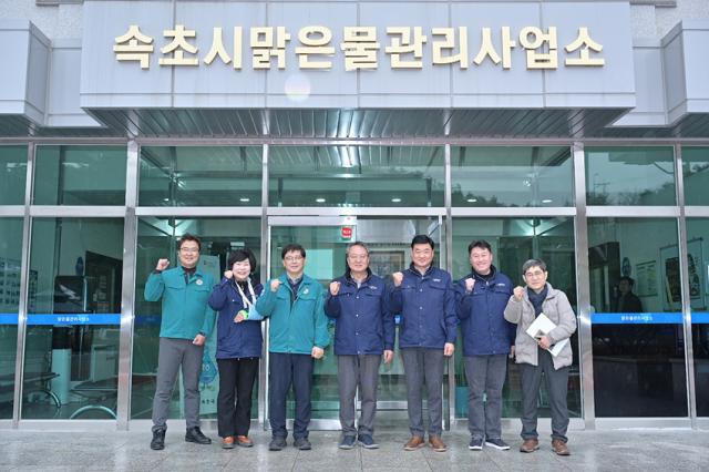 NSP통신-상수원대책특별위원회가 속초시 맑은물관리사업소 현장 방문 기념촬영을 하고 있다. (사진 = 강릉시의회)