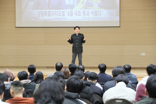 NSP통신-김진태 도지사가 원주 미래고등학교에서 찾아가는 강원특별자치도 특별강연을 하고 있다. (사진 = 강원도)