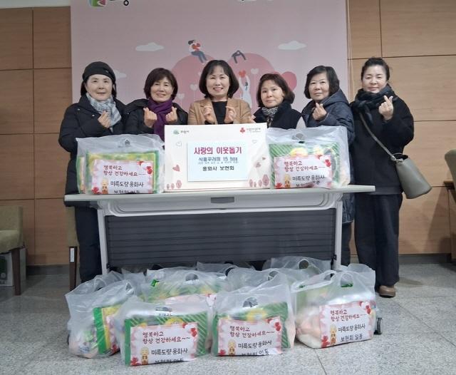 NSP통신-용화사 보현회가 식품꾸러미 15박스를 의왕시 내손1동 주민센터에 전달했다. 사진은 전달에 앞선 기념촬영 모습. (사진 = 의왕시)
