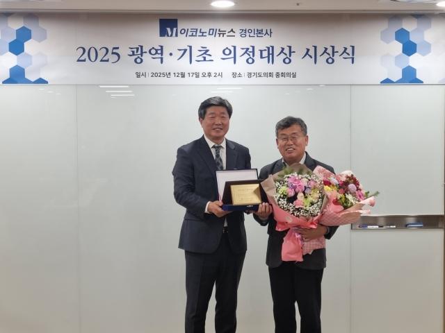 NSP통신-장대석 경기도의원이 17일 열린 M이코노미뉴스 창립 20주년 기념 시상식에서 우수 광역의원 의정대상 수상 기념촬영을 하고 있다. (사진 = 경기도의회)