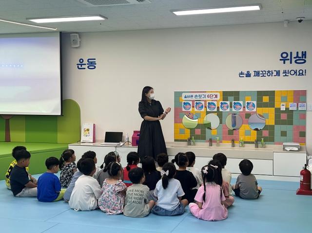 NSP통신-강릉시가 서부건강생활지원센터에서 건강교육을 실시한 모습. (사진 = 강릉시)