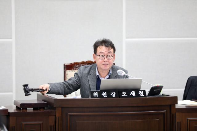 NSP통신-오세철 수원시의회 예산결산특별위원회 위원장이 의사봉을 두드리고 있다. (사진 = 수원시의회)