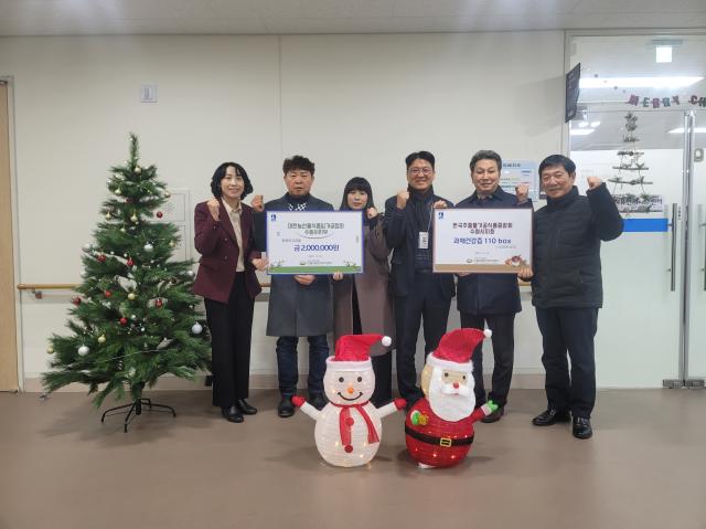 NSP통신-16일 전달식 후 한국추출가공식품업중앙회경기도지부 수원시지회, 대한농산물식품임가공업연합회 수원시지부, 수원시 관계자가 기념촬영을 하는 모습. (사진 = 수원시)