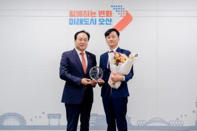 [NSP NEWS Image]오산시 오산선후배연합회 이종필 회장 1일 명예시장 위촉