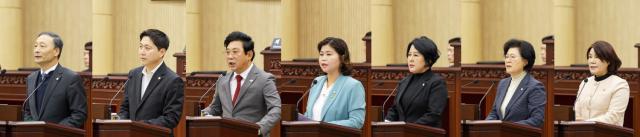 NSP통신-안산시의회가 17일 시정질문과 5분 자유발언을 실시했다. 사진 왼쪽부터 이날 시정질문과 5분 자유발언에 임한 한명훈, 최찬규, 한갑수, 박은정, 황은화, 박은경, 김유숙 의원. (사진 = 안산시의회)