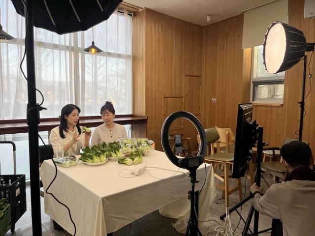 NSP통신-용인시농업기술센터에서 청년농업인 대상으로 라이브커머스 방송 실습을 진행하고 있다. (사진 = 용인특례시)