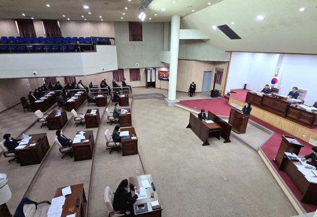 NSP통신-군포시의회가 12월 1일부터 18일까지 운영한 제285회 정례회를 폐회했다. 사진은 18일 열린 제285회 정례회 제2차 본회의 모습. (사진 = 군포시의회)