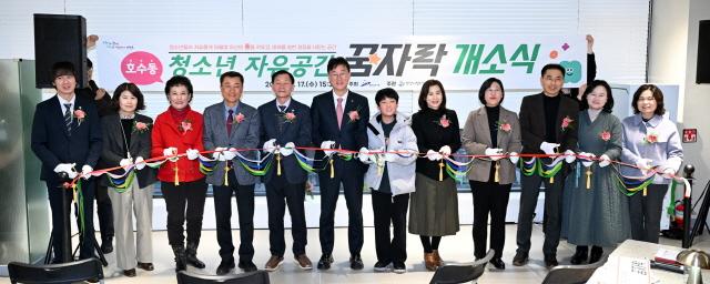 NSP통신-이민근 안산시장(왼쪽에서 여섯 번째)이 17일 청소년 자유공간 꿈자락 개소식에서 참석자들과 함께 커팅식을 진행하고 있다. (사진 = 안산시)