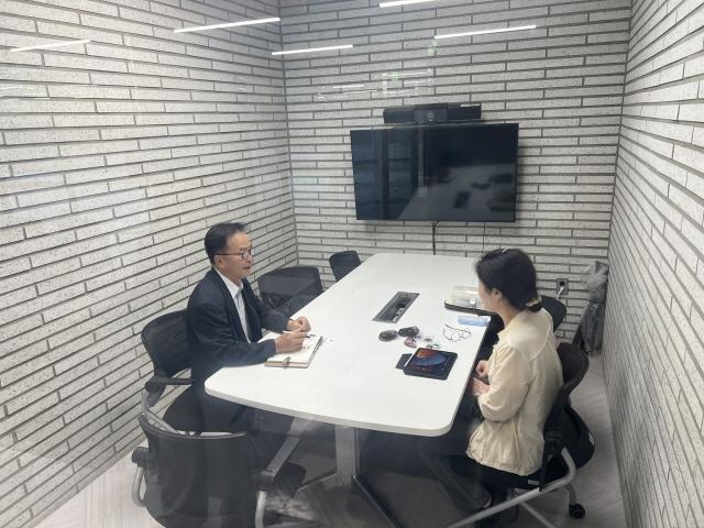 NSP통신-중소기업 애로상담센터 상담직원이 관내 업체를 방문해 상담을 진행하고 있다. (사진 = 안산시)