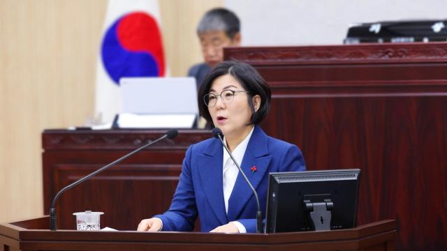 NSP통신-18일 열린 제235회 안성시의회 제2차 정례회 3차 본회의에서 김보라 안성시장이 2026년도 예산안 보류 결정과 관련해 유감을 표명하고 있다. (사진 = 안성시)